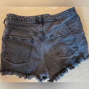 Black jean shorts perfect for a beach trip!